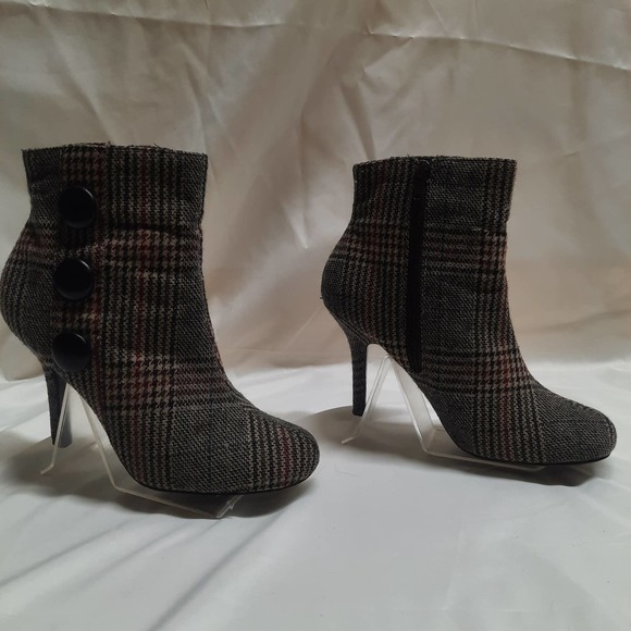 Diba Black Red and Beige Plaid Slim Heel Ankle Booties 7.5 - Picture 1 of 7